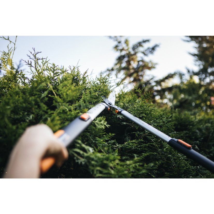 Teleskopicke nuzky na zivy plot fiskars HS86