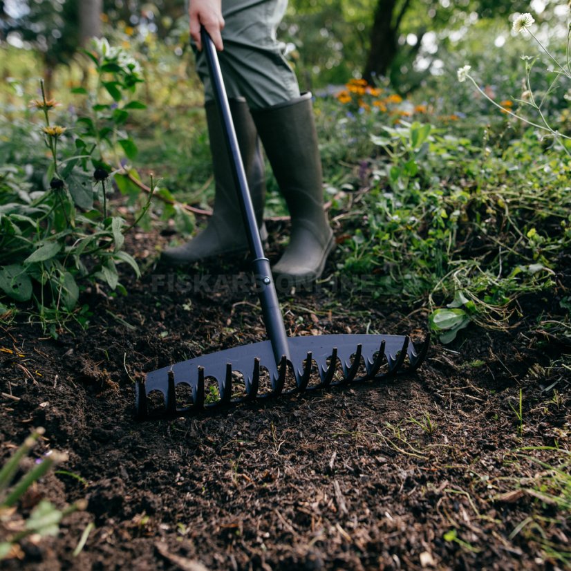 Hrábě univerzální s násadou Fiskars Solid