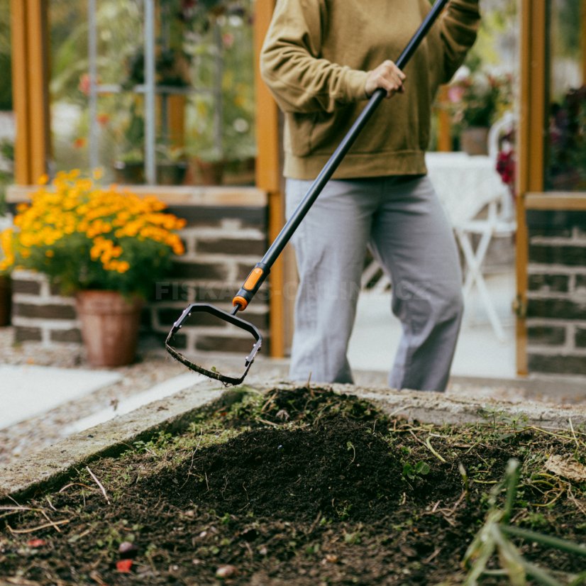 Škrabka na plevel Fiskars OneClick