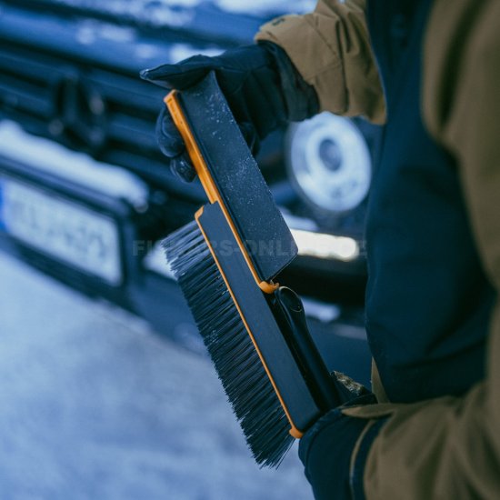 Teleskopická škrabka s otočným smetáčkem Fiskars X-series™