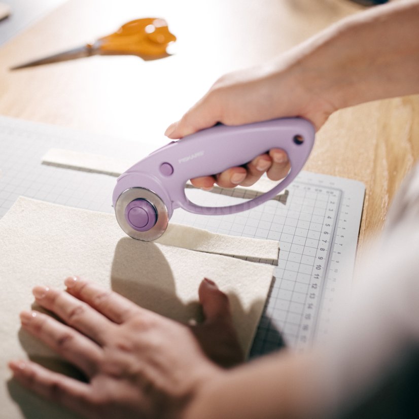 Řezací kolečko na látku Fiskars 45 mm fialové