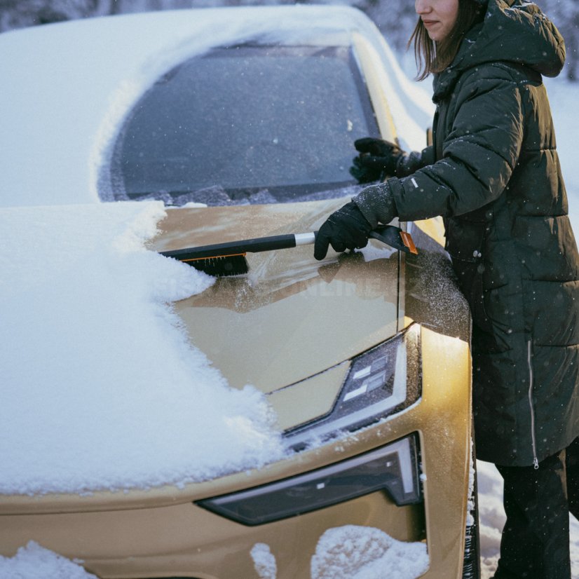 Škrabka na led se smetáčkem Fiskars Plus 63 cm