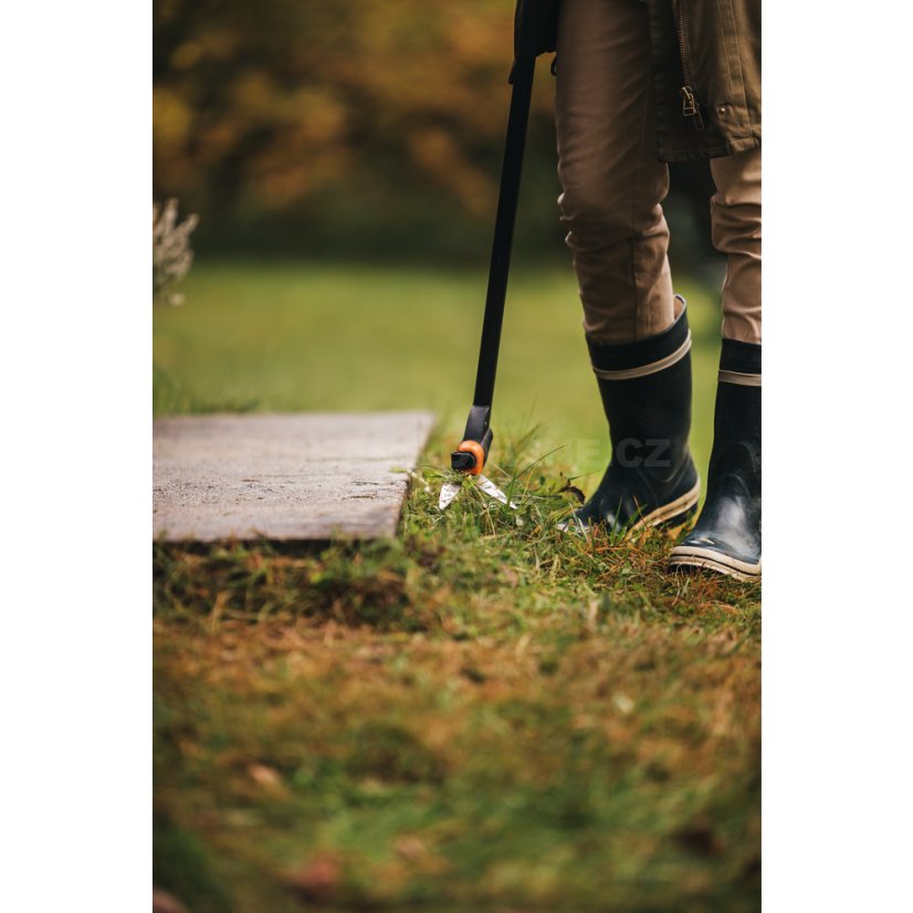 Dlouhé nůžky na trávu Fiskars Servo GS46