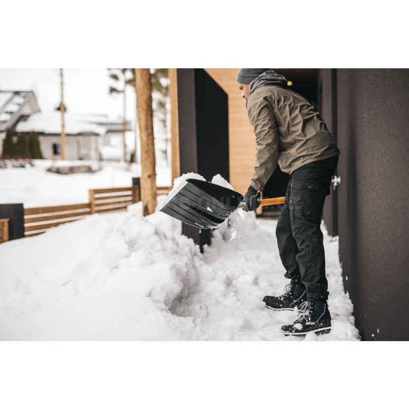 Lopata na sníh Fiskars X-series