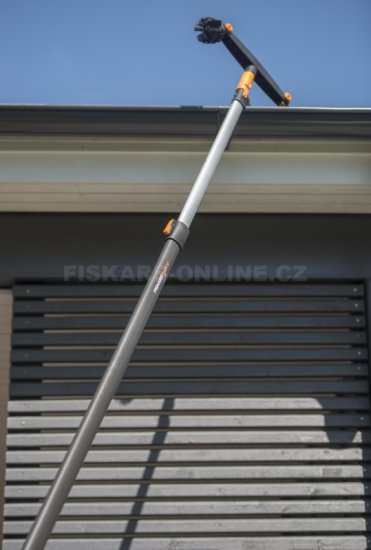 Set čistič okapů s velkou teleskopickou násadou Fiskars QuikFit