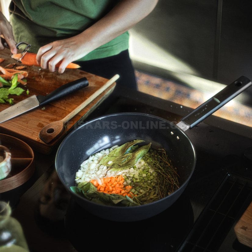 Wok pánev Fiskars Hard Face 28 cm