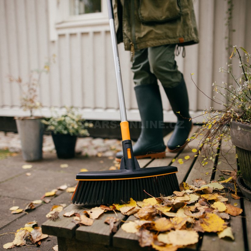 Koště s násadou Fiskars Ergonomic