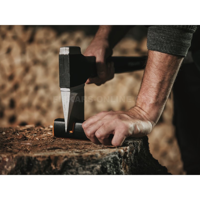 Set sekera Fiskars X14 + ostřič Xsharp