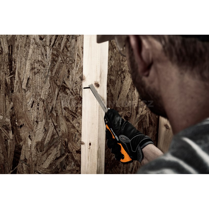 Kompaktní skládací pila Fiskars na dřevo i kov