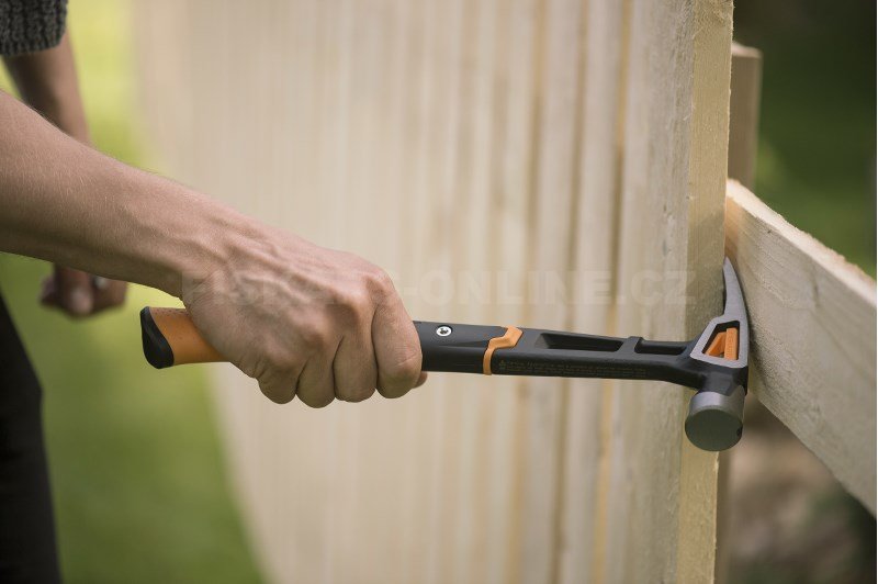 Kladivo Fiskars tesařské L