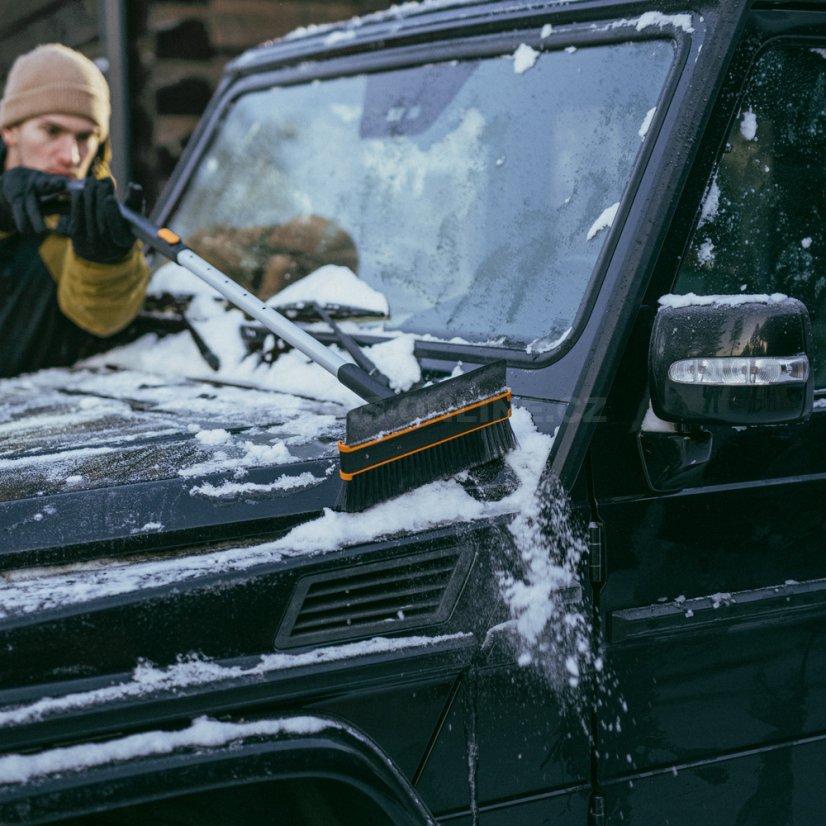 Teleskopická škrabka s otočným smetáčkem Fiskars X-series™