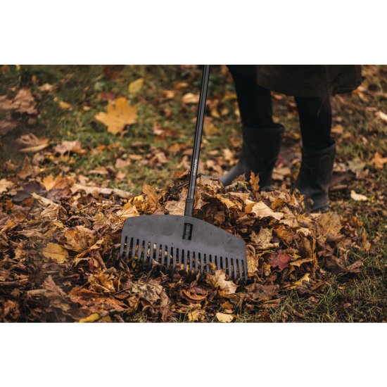 Hrable na lístie s násadou Fiskars Solid