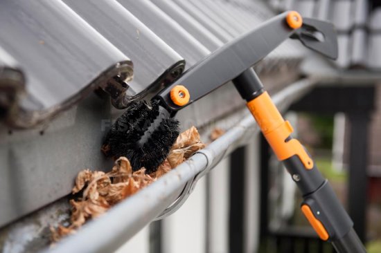 Set čistič okapů s velkou teleskopickou násadou Fiskars QuikFit