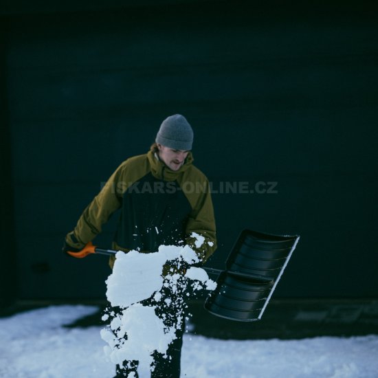 Hrablo na sneh Fiskars Solid