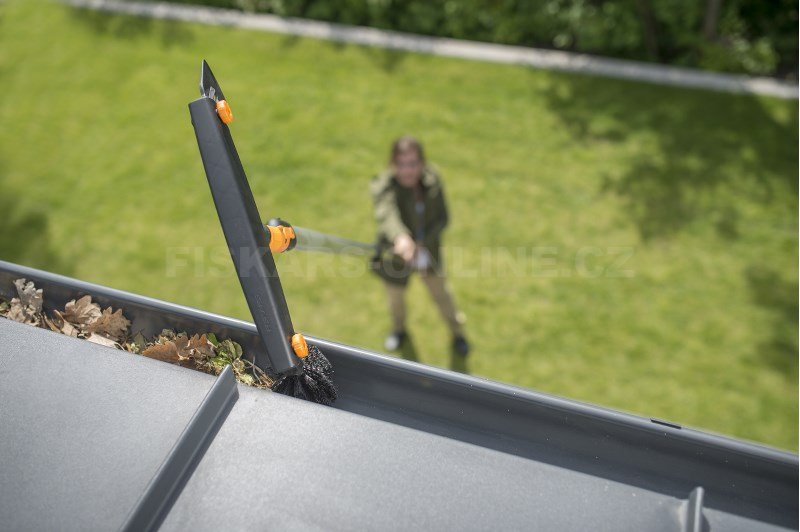 Set čistič okapů s velkou teleskopickou násadou Fiskars QuikFit