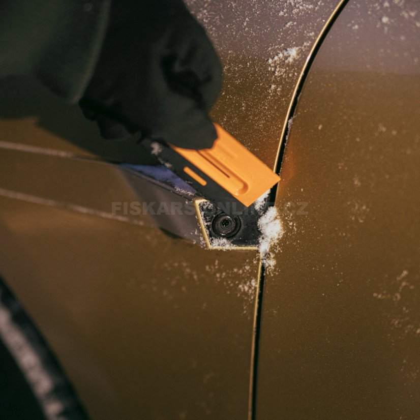 Škrabka na led se smetáčkem Fiskars Plus 63 cm