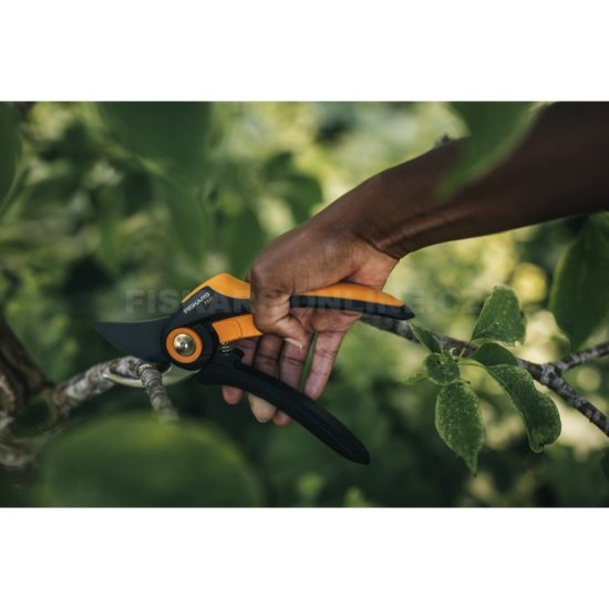 Dvojčepeľové záhradné nožnice Fiskars Plus P521