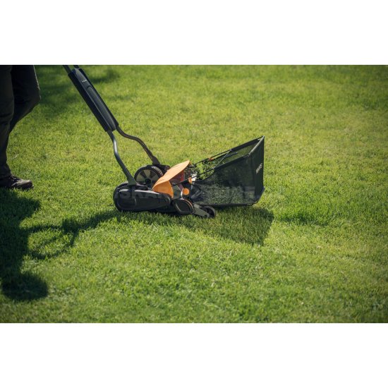 Kosačka na trávu s košom Fiskars StaySharp™ Max