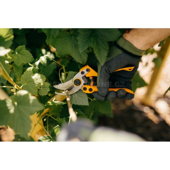 Profesionální zahradnické nůžky Fiskars PB-8 (M)