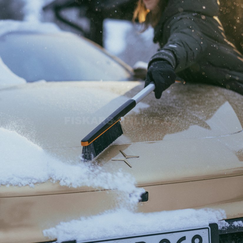 Škrabka na led se smetáčkem Fiskars Plus 76 cm