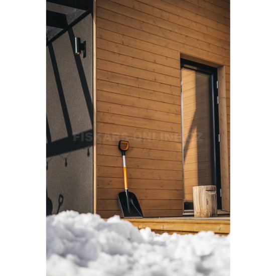 Lopatka na sneh Fiskars X-series do auta