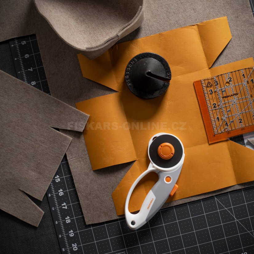 Řezací kolečko na látku Fiskars, dvě čepele 45 a 60 mm