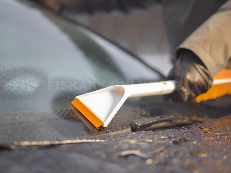 Škrabka na led do auta se smetáčkem Fiskars