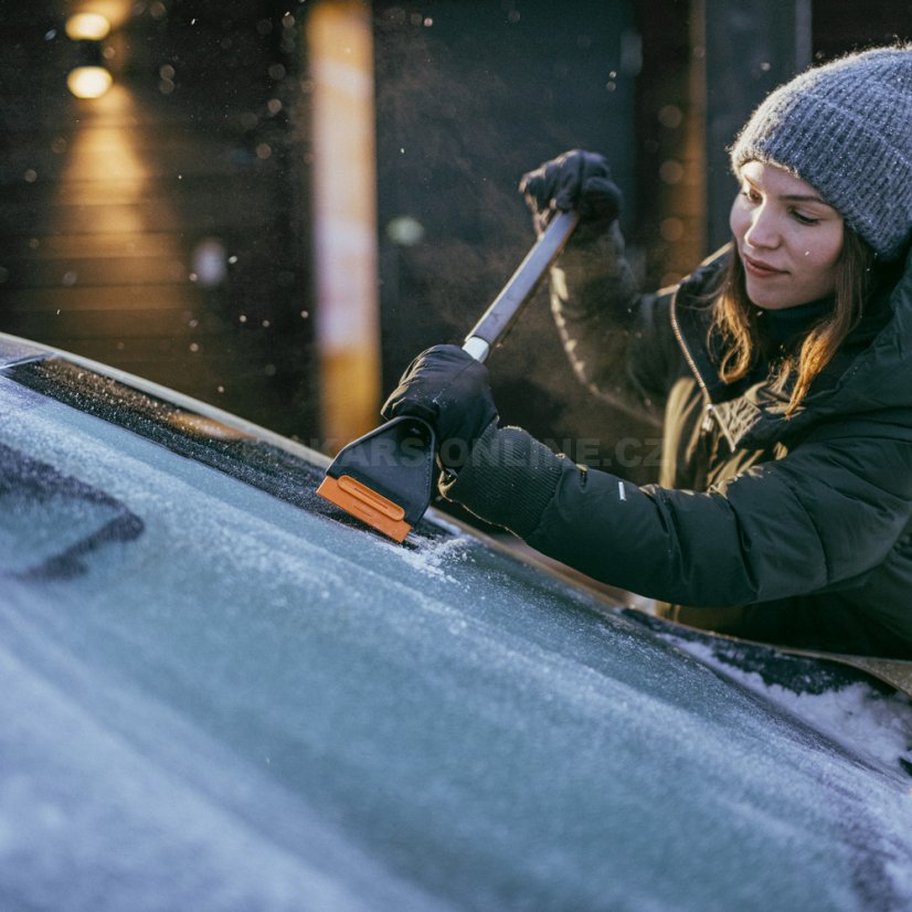 Škrabka na led se smetáčkem Fiskars Plus 63 cm