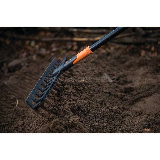 Hrábě univerzální s násadou Fiskars Solid