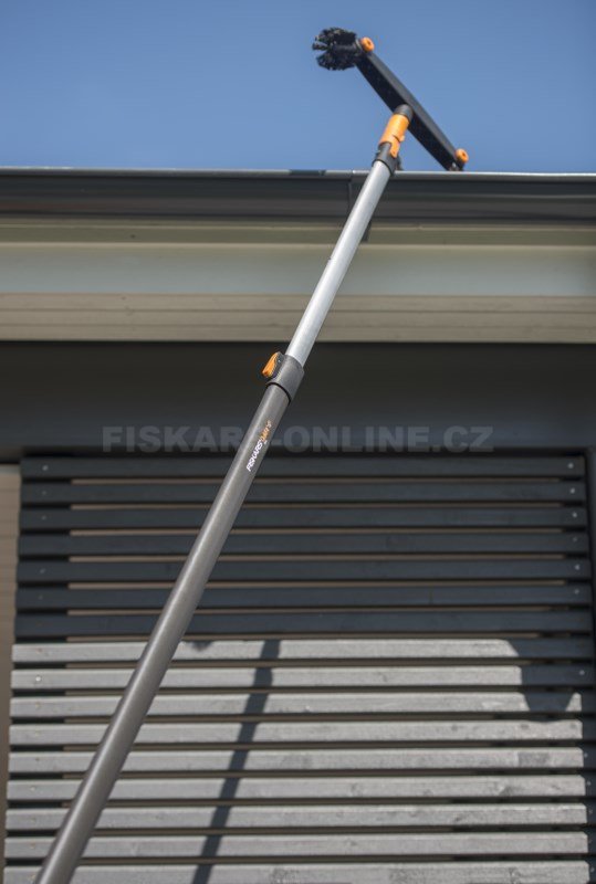 Set čistič okapů s velkou teleskopickou násadou Fiskars QuikFit