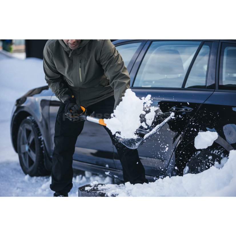 Lopata na sníh Fiskars X-series do auta