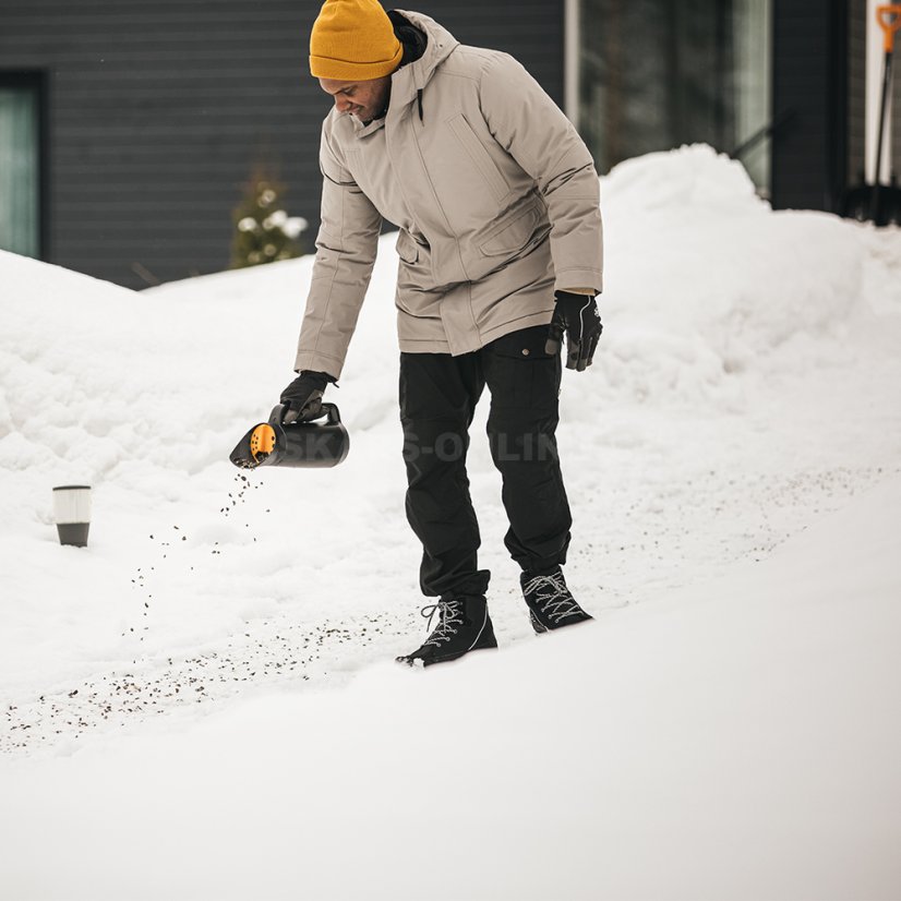 Ruční sypač soli, písku, hnojiv Fiskars Solid
