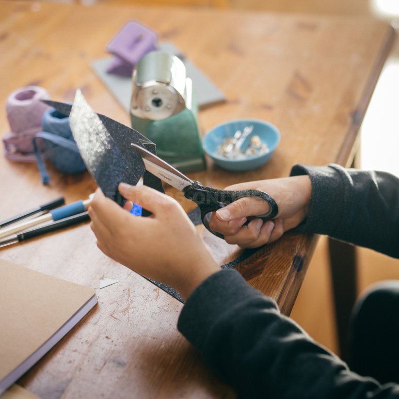 Školní nůžky Fiskars 18 cm (12+), třpytivě černá