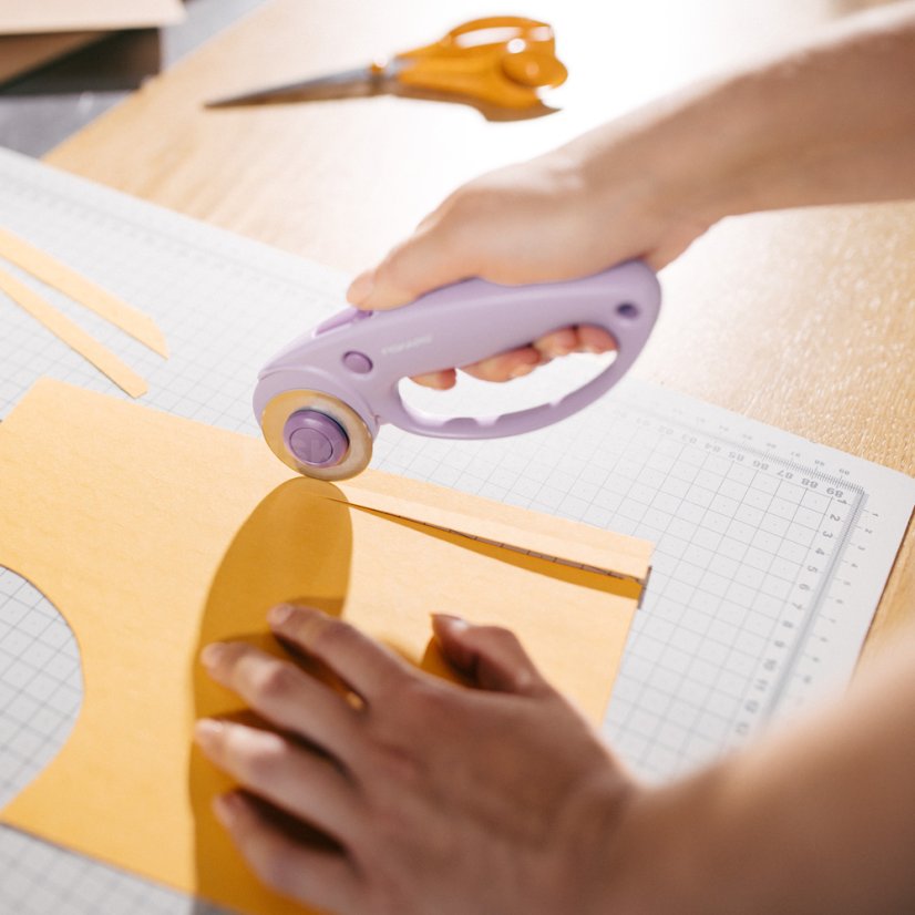 Řezací kolečko na látku Fiskars 45 mm fialové