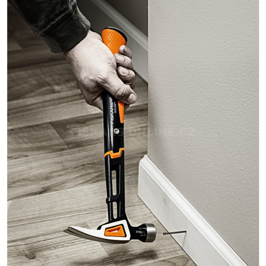 Tesárske kladivo Fiskars M