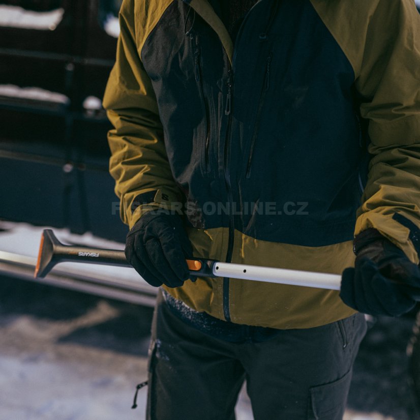 Teleskopická škrabka s otočným smetáčkem Fiskars X-series™