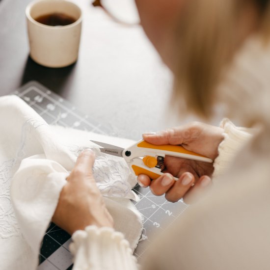 Vyšívací pružinové nůžky Fiskars EasyAction™ MicroTip