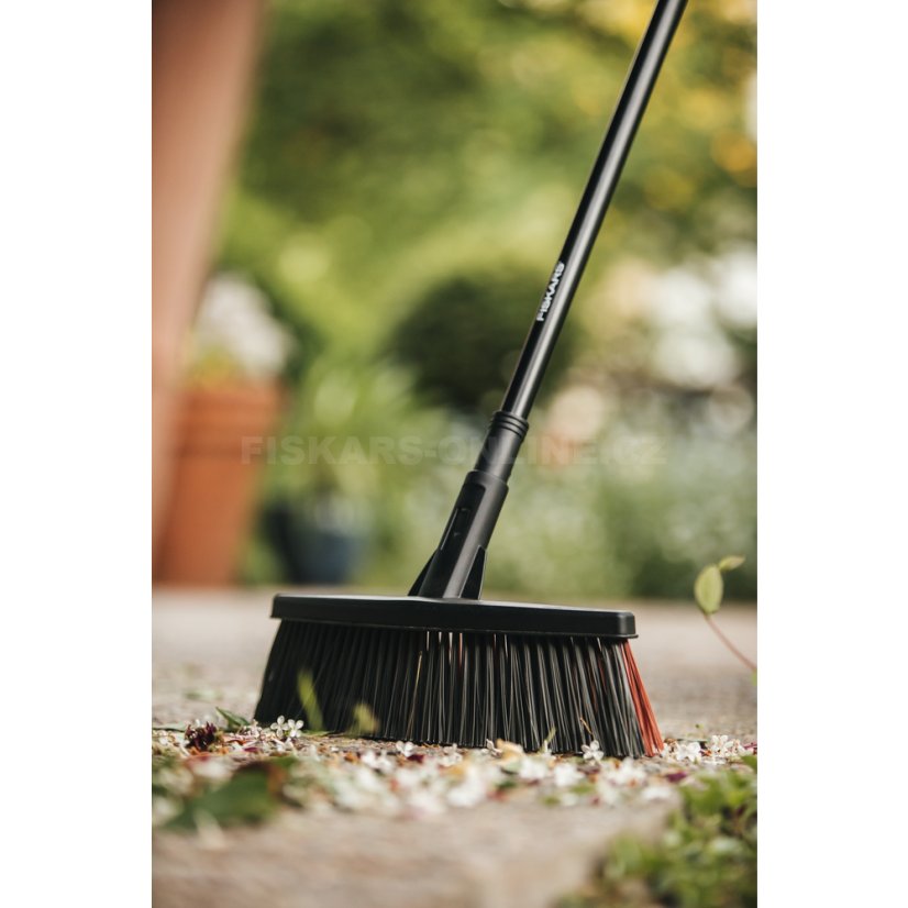 Univerzální koště Fiskars Solid M