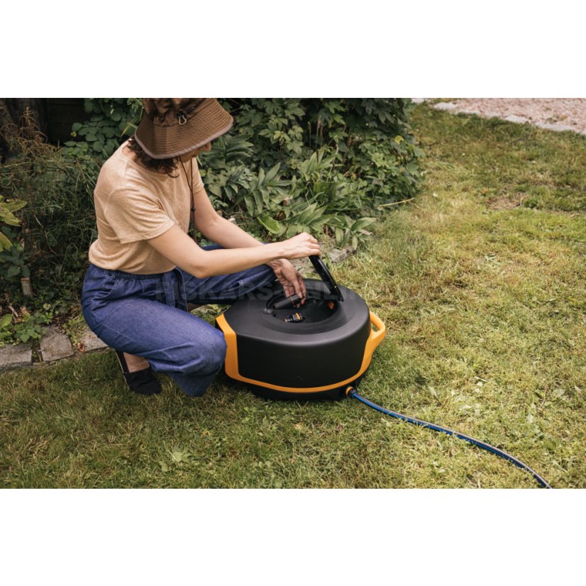 Automatický zavlažovací buben Fiskars XL s hadicí 1/2" dosah 25 m