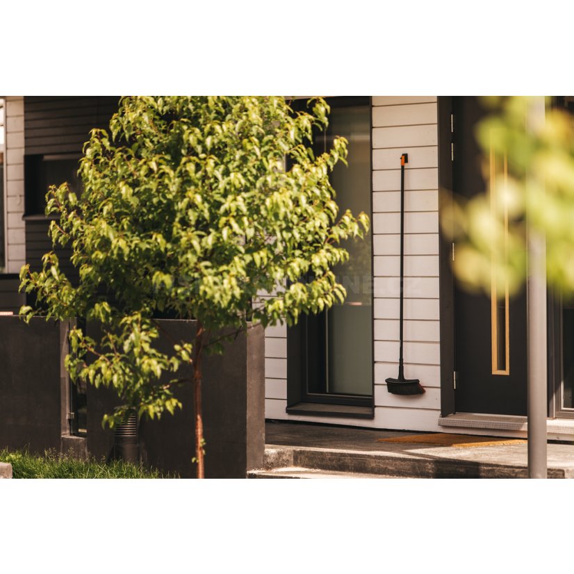 Univerzální koště Fiskars Solid M