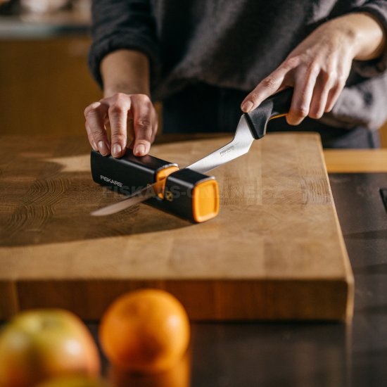 Ostrič nožov Fiskars Roll-Sharp™ Edge
