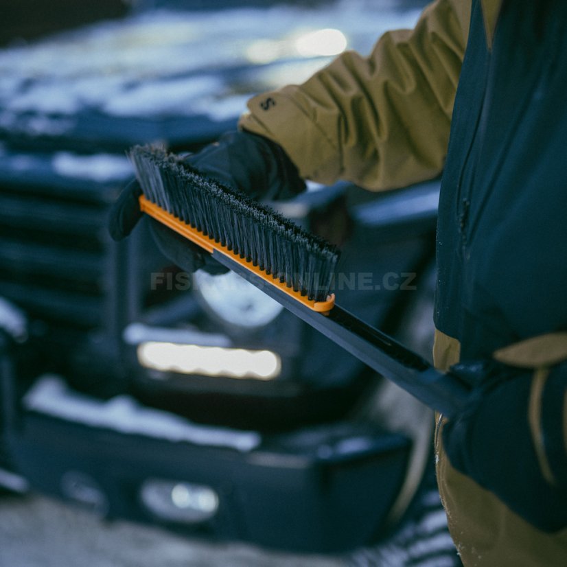 Škrabka na led se smetáčkem Fiskars Plus 76 cm