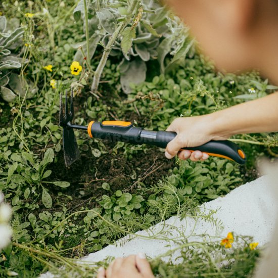Obojstranná motyčka Fiskars OneClick