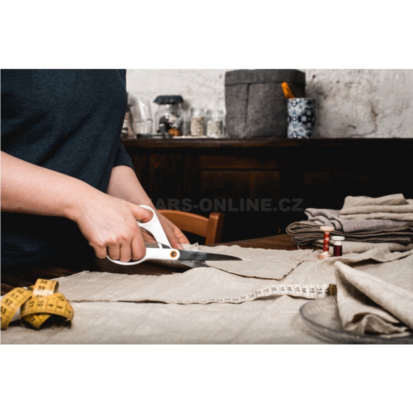 Nůžky Fiskars Functional Form™ 21 cm bílé