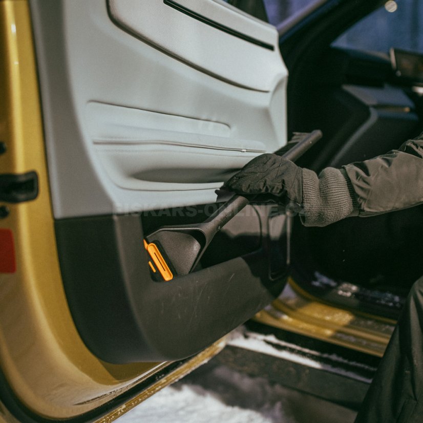 Škrabka na led se smetáčkem Fiskars Solid