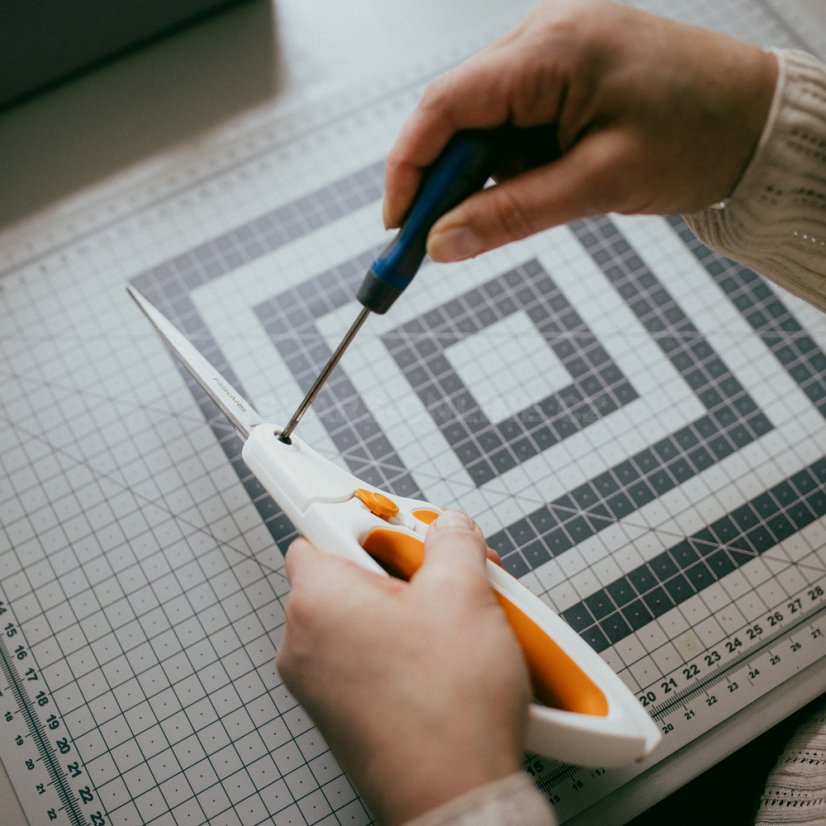 Pružinové nožnice na látky Fiskars Premier EasyAction