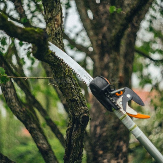 Píla na prerezávanie konárov Fiskars