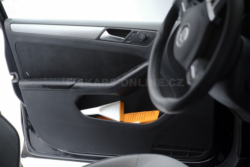 Škrabka na led do auta se smetáčkem Fiskars