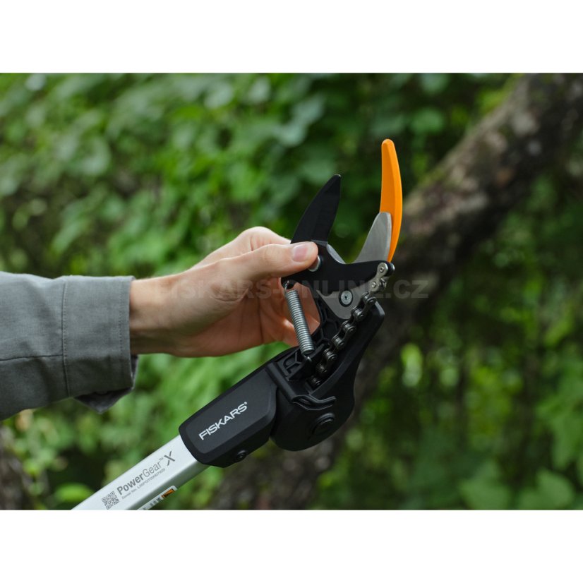Teleskopické zahradní nůžky Fiskars DualAction UPX96