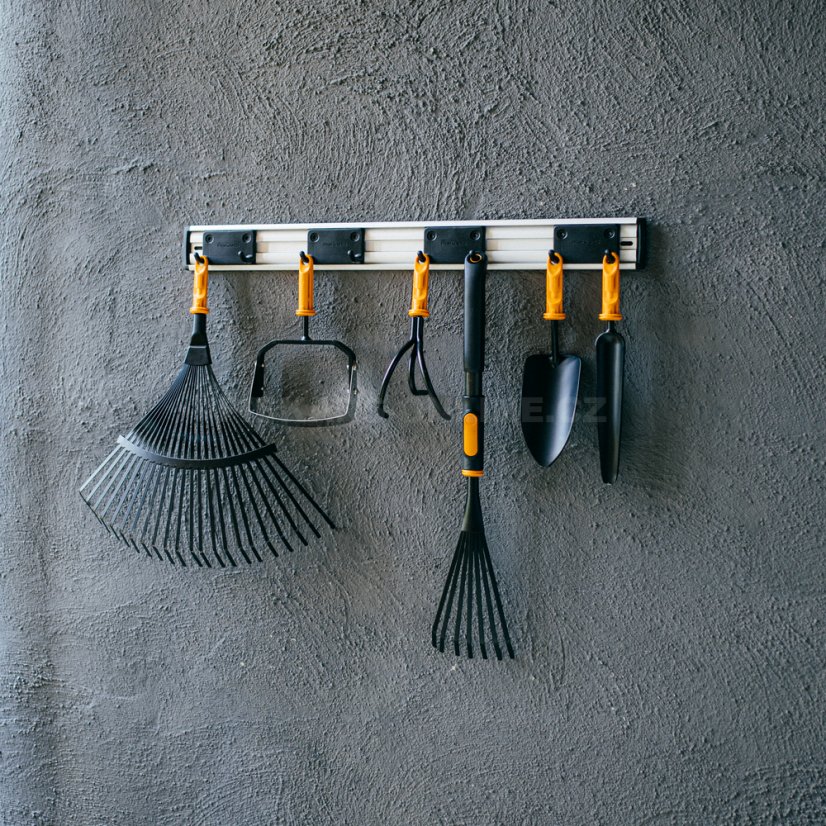 Držák na zahradní nářadí Fiskars